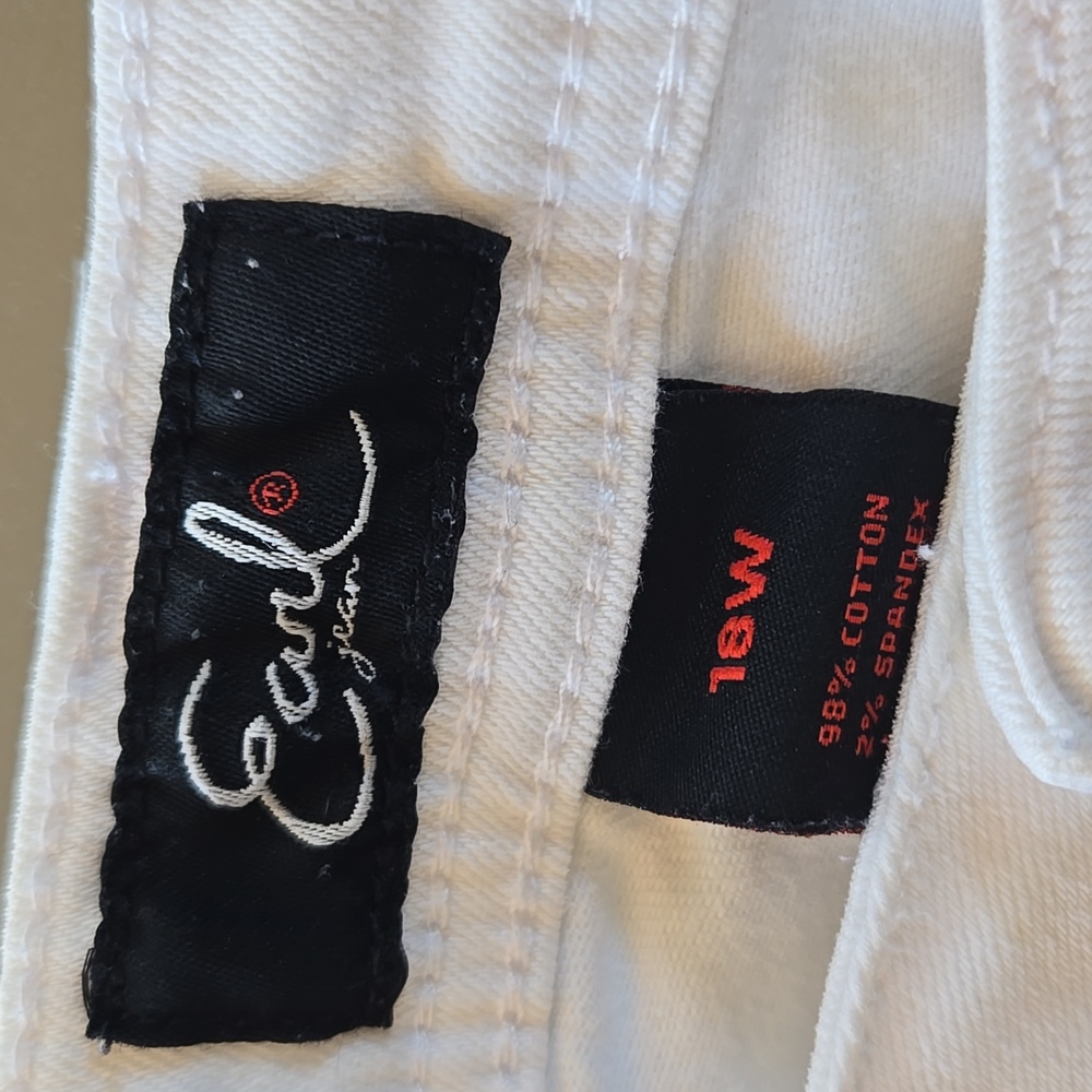 Earl Jeans White Embellished Capris - Picture 6 of 9